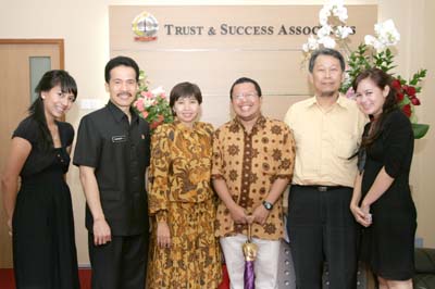 Dua dari kiri : Soegiharto Santoso (Partner Law Firm Trust & Success), Lina Purbo, Onno W. Purbo dan Sutiono Gunadi saat menghadiri peresmian Law Firm Trust and Success Associates. 