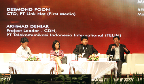 CTO PT Link Net (First Media) Desmond Poon (kanan) bersama Chief Executive Officer Genflix/Orange TV Greeny Dewayanti (kanan), VP Contents MNC Group Hendy Liem dan Managing Director Diagnal Reuben Verghese dalam panel diskusi pada Indonesia ICT Summit 2016 di Jakarta, kamis (1/9).