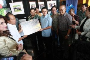 03. Fadel Muhammad menutup Pameran Foto Komodo di Gedung TRANS TV Jakarta (16-6-11)