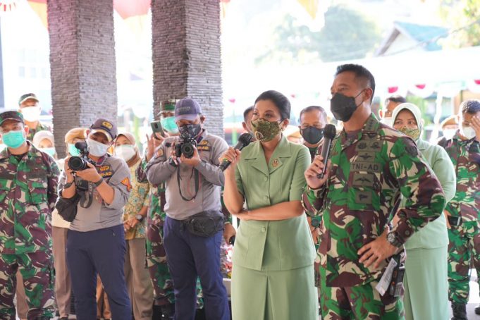 1. Kasad Jenderal TNI Andika Perkasa dan Ibu Hetty Andika Perkasa