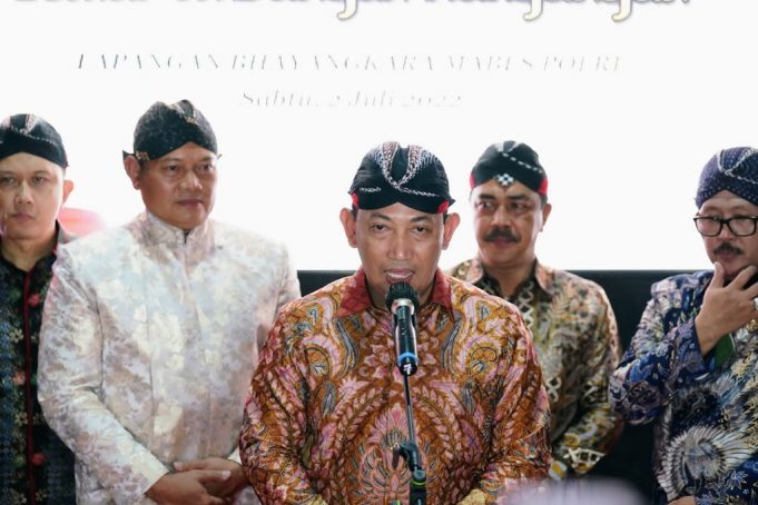 1. Kapolri Jenderal Pol Listyo Sigit Prabowo dan DR. Yanto, SH., MH