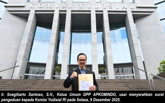 01. Soegiharto Santoso Ketua Umum DPP APKOMINDO usai menyerahkan surat pengaduan kepada Komisi Yudisial