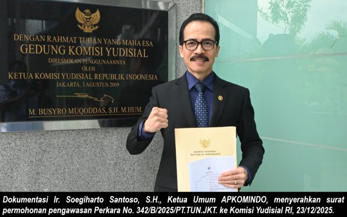 01. Dokumentasi Ir. Soegiharto Santoso, S.H., Ketua Umum APKOMINDO, menyerahkan surat permohonan pengawasan Perkara No. 342 ke Komisi Yudisial RI